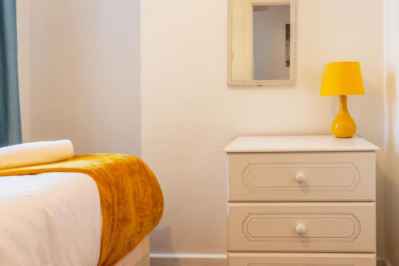 Appartement Stylish 3-Bed Terraced House With Wi-Fi à Chatham  Extérieur photo
